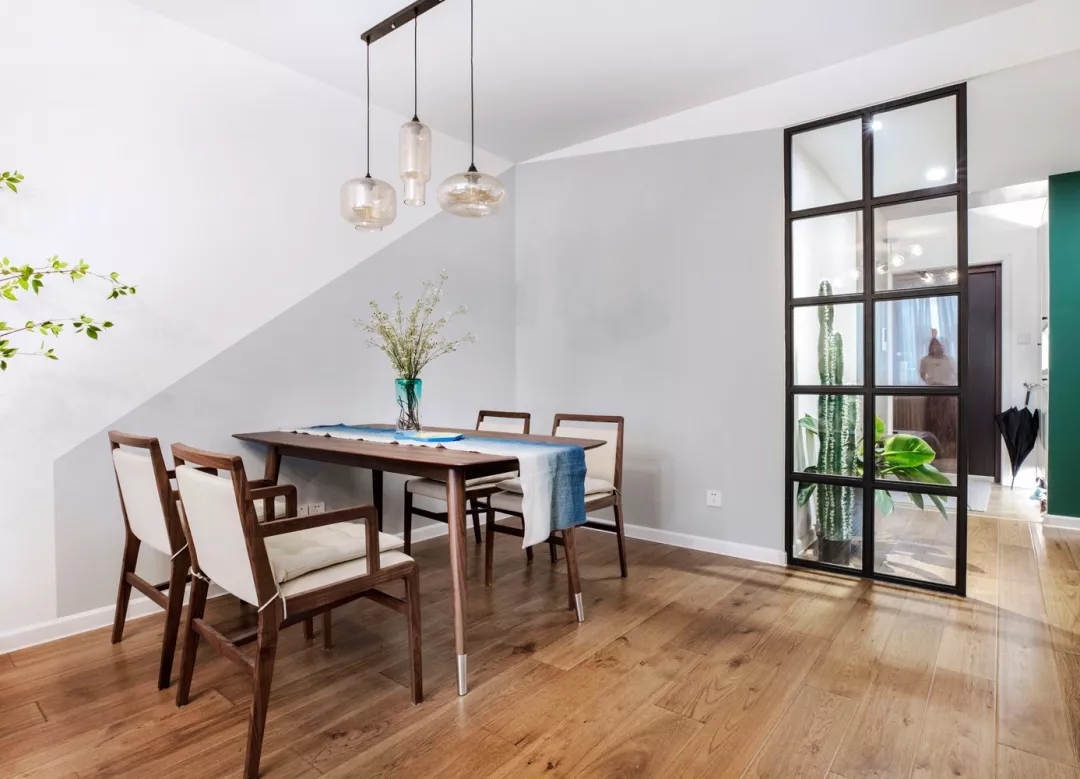 餐厅： 餐厅的墙面在大白墙的基础上，以浅灰的乳胶漆做了个阴影处理，让空间显得更加有层次感。极简实木餐桌椅，搭配上三盏暖色调的吊灯，呈现出一个温馨自然的空间。-陕师大：80㎡温馨北欧风，超赞榻榻米+吧台设计！