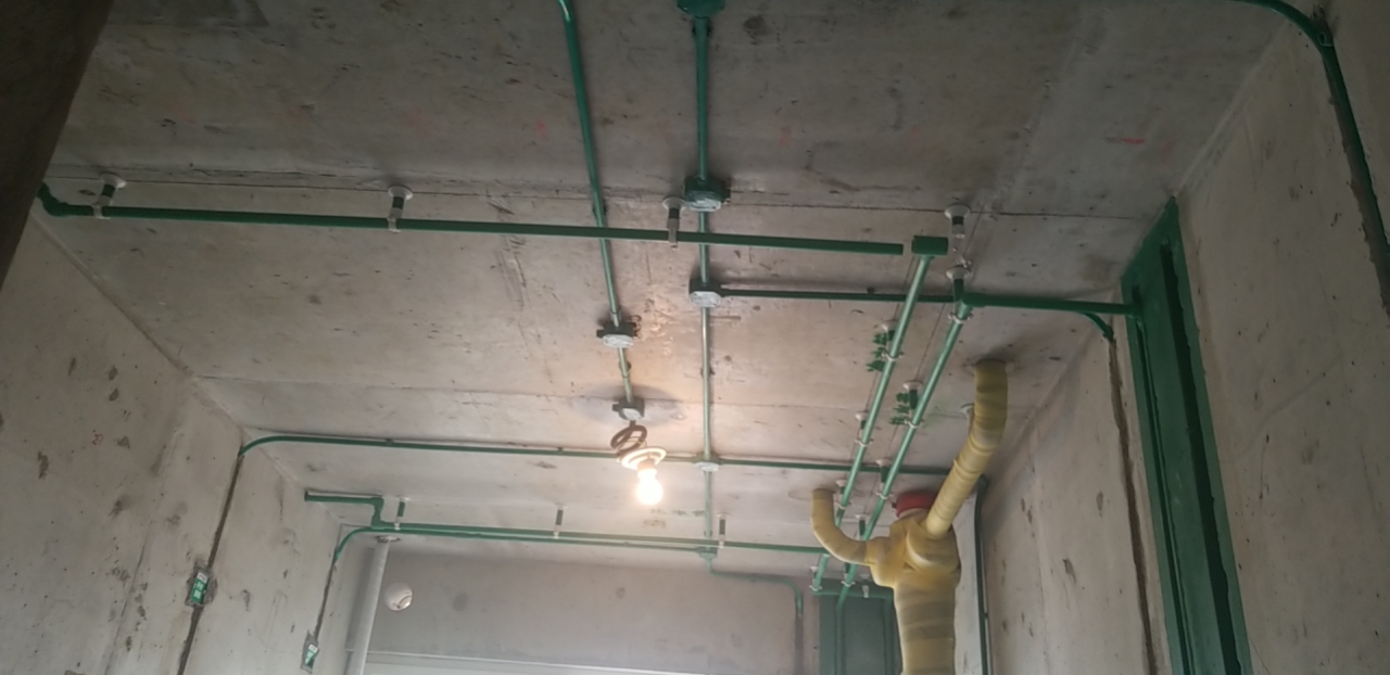水管一般是安装咱墙内和吊顶内，如果质量不好，时间久了容易破裂，溢出的水破坏墙面，也会导致电路短线