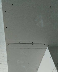 吊顶工程中表面平整度接缝合格，吊顶工程中板面的接缝直线度达标，主次龙骨间距合理，石膏板使用L型整板。